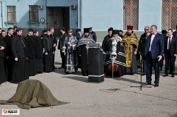 В Симферополе установили камень на месте запланированного памятника ополчению