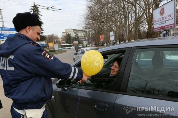 Сотрудники ГИБДД в Симферополе поздравили женщин с 8 Марта (ФОТО)